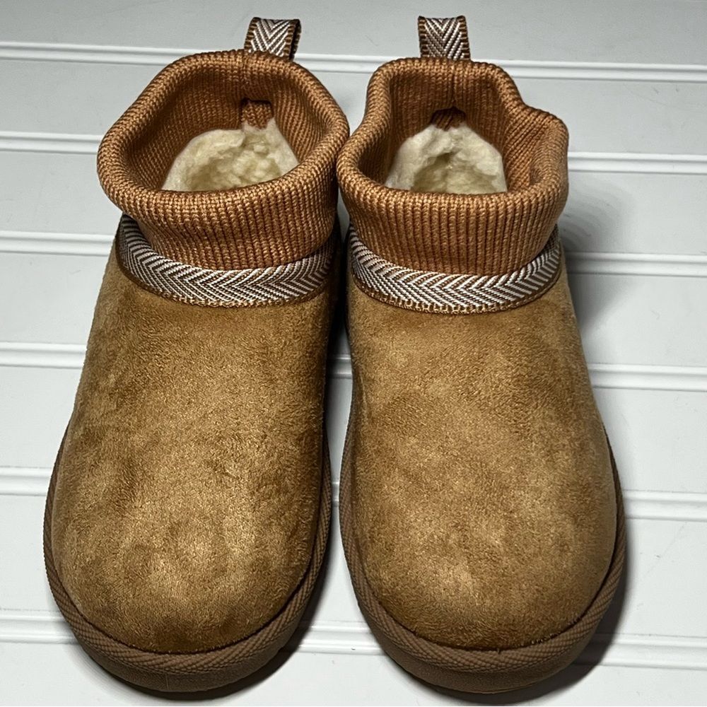 PAWZ Tan Faux Fur Slippers Kids Size 9-10 NWT